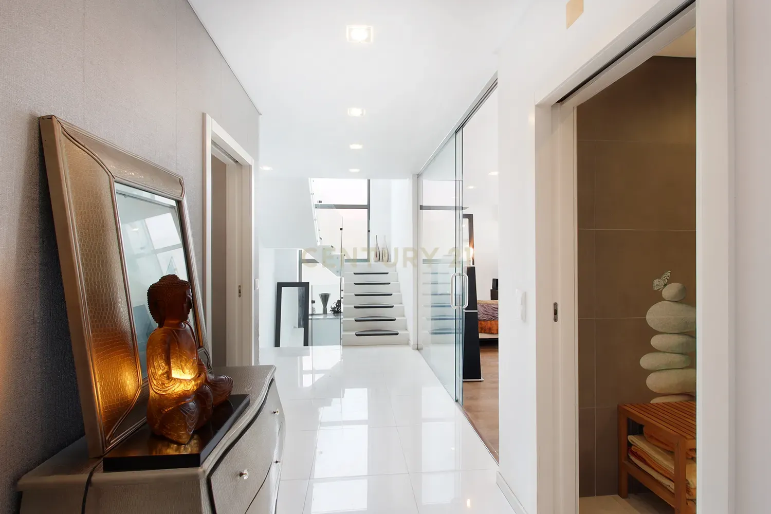 Fotografia 6 de Moradia Isolada T4 Moderna com Piscina Privada, Jardim e Garagem Ampla na Pontinha