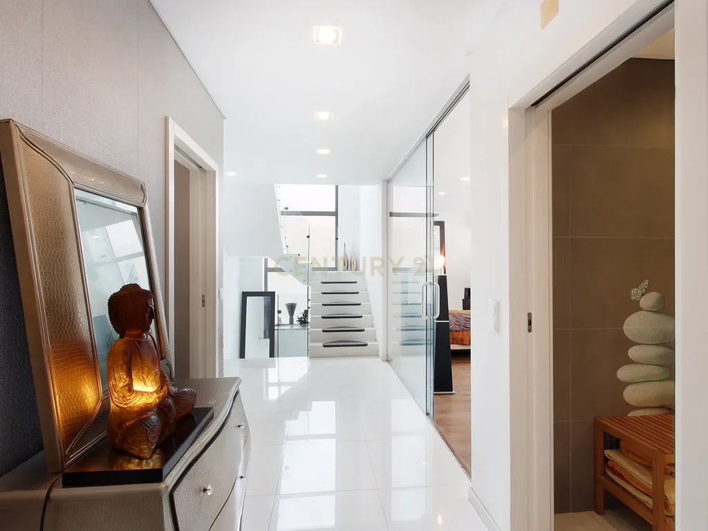 Moradia Isolada T4 Moderna com Piscina Privada, Jardim e Garagem Ampla na Pontinha - Image 6