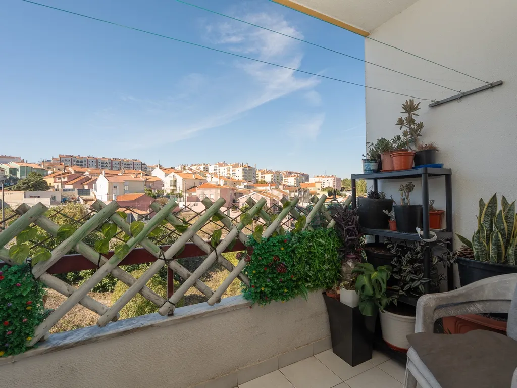 Apartamento de tipologia T2, com varanda, 1 wc e arrecadação, localizado em Agualva – Cacém, inserido em prédio de construção de 1996. - Image 8