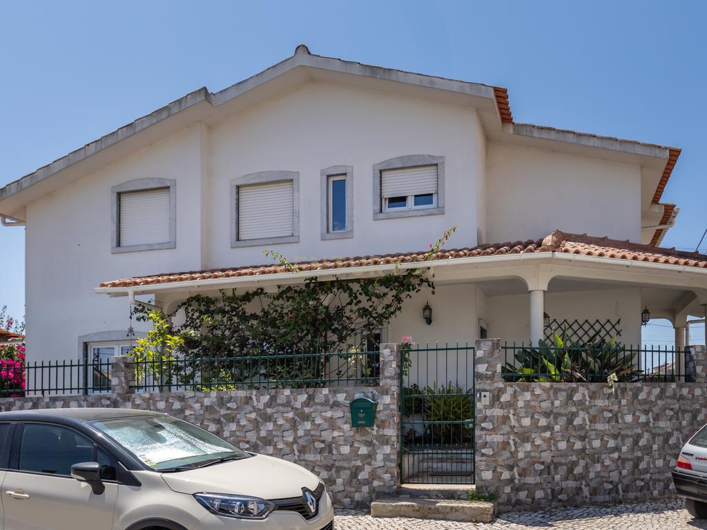 Moradia T5 no centro da Quinta do Conde – Espaço, Conforto e Localização Perfeita - Image 1
