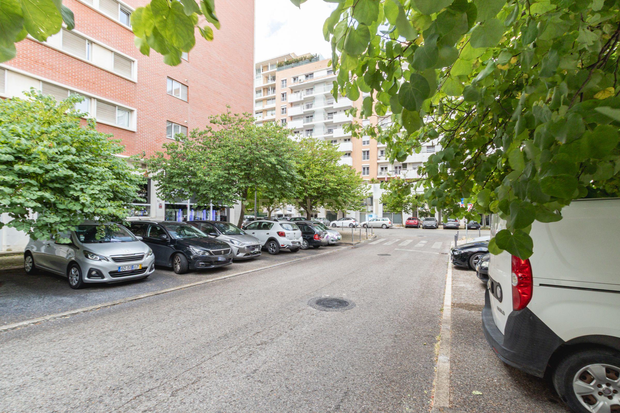 Apartamento T2 com Vista Panorâmica em Lisboa - Image 28