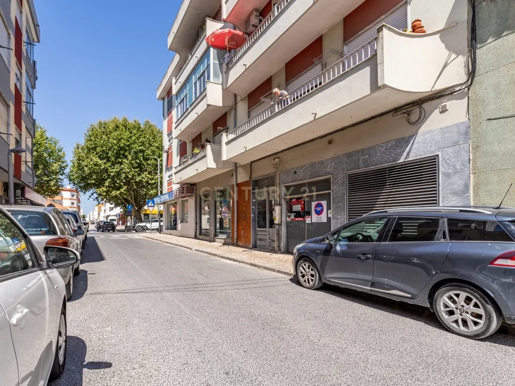 Garagem com Negócio em Funcionamento e Elevado Potencial de Rentabilidade | Pinhal Novo - Image 1