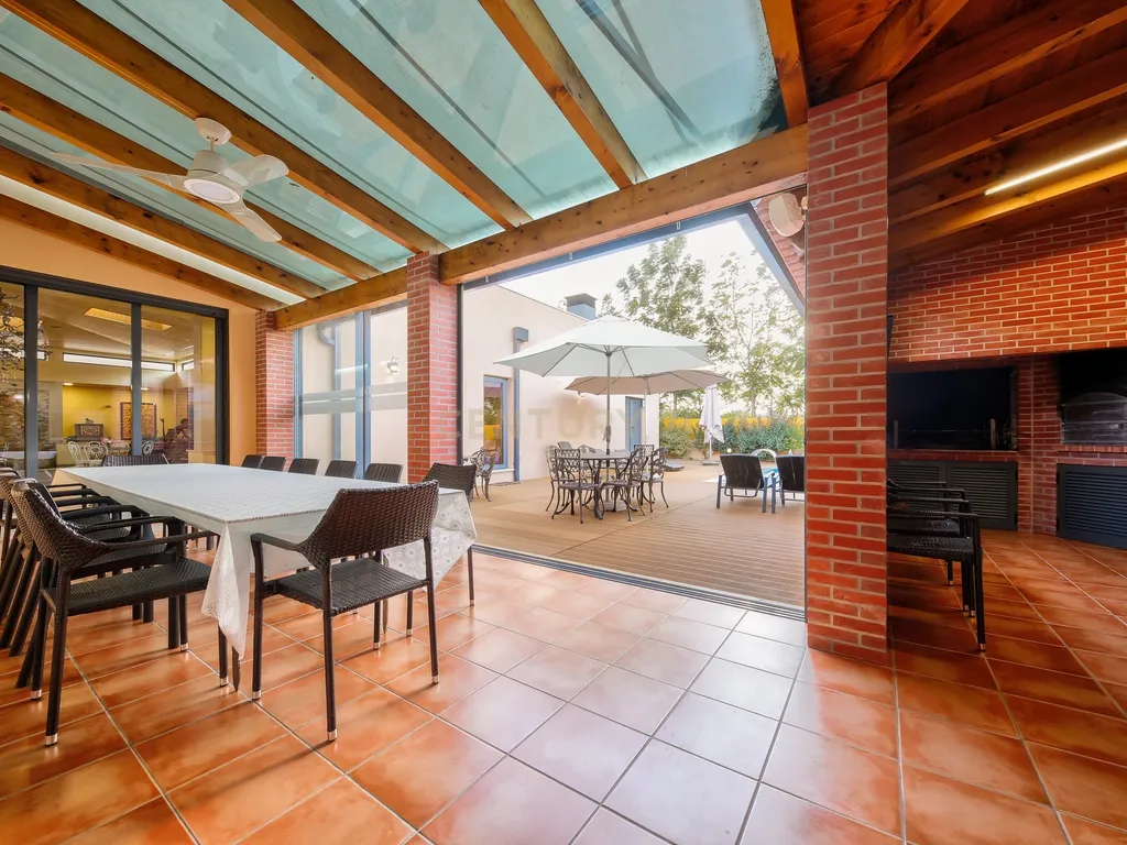 Propriedade T8 com Jardins, Lago e Potencial Alojamento - Localização Premium - Image 8