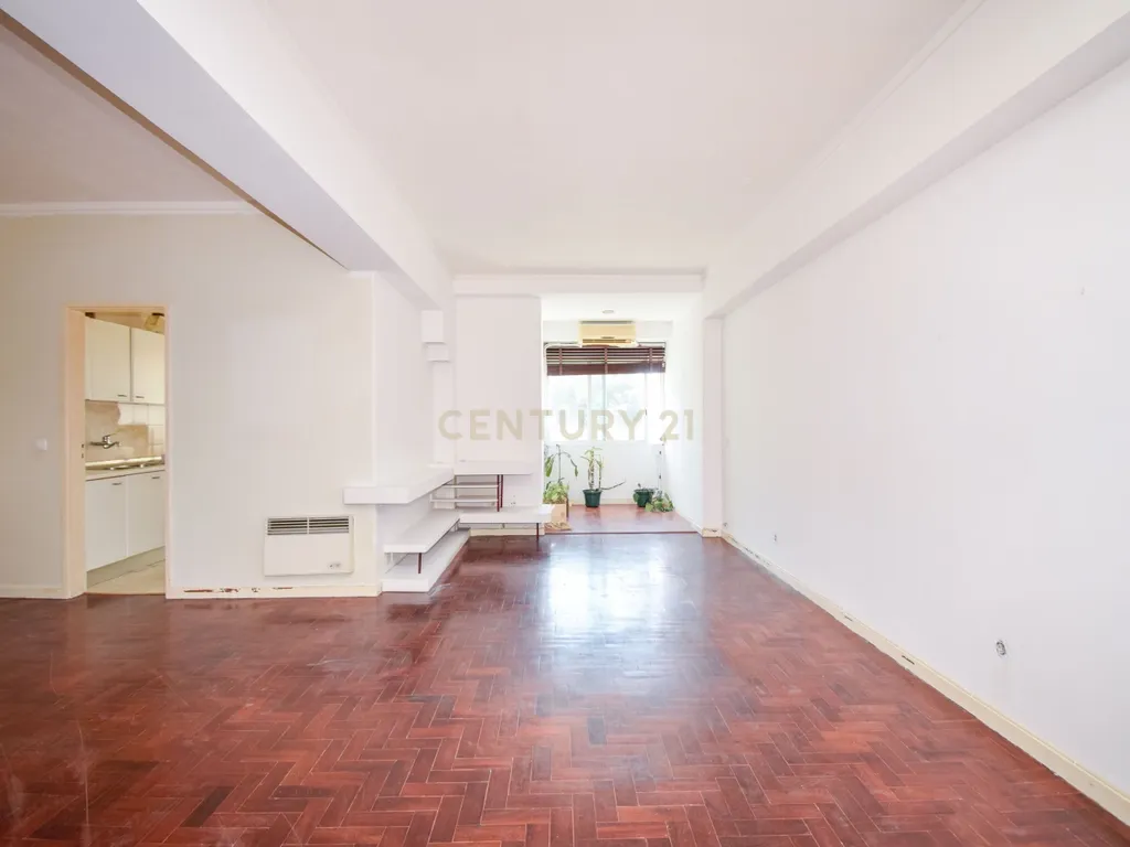 T3 em Alfragide com 125 m² – Oportunidade para Remodelação com Potencial - Image 1