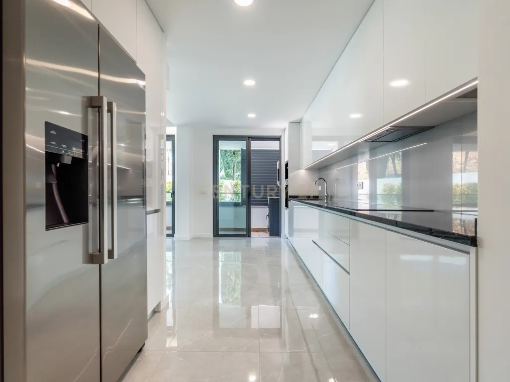 Apartamento T2 Novo a Estrear, Piscina, Estacionamento Privativo, no Centro de Albufeira – Correeira - Image 4