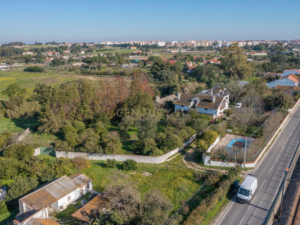 Moradia rústica T9 inserida num terreno com 7.500m2 em Pinhal Novo, Palmela - Image 1