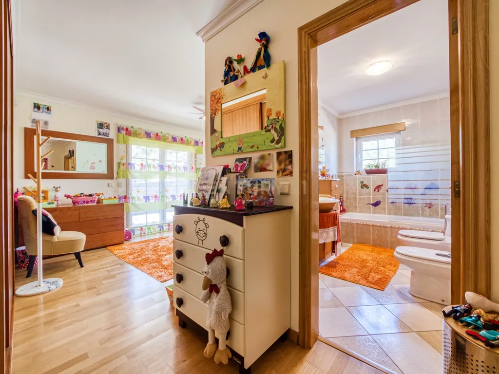 Moradia localizada na capital de distrito, no coração do Nordeste Transmontano. - Image 25