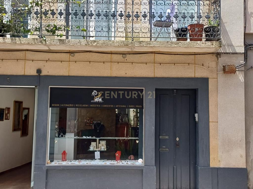 Loja Espaçosa em Santarém com Pátio e Escritório - Image 1