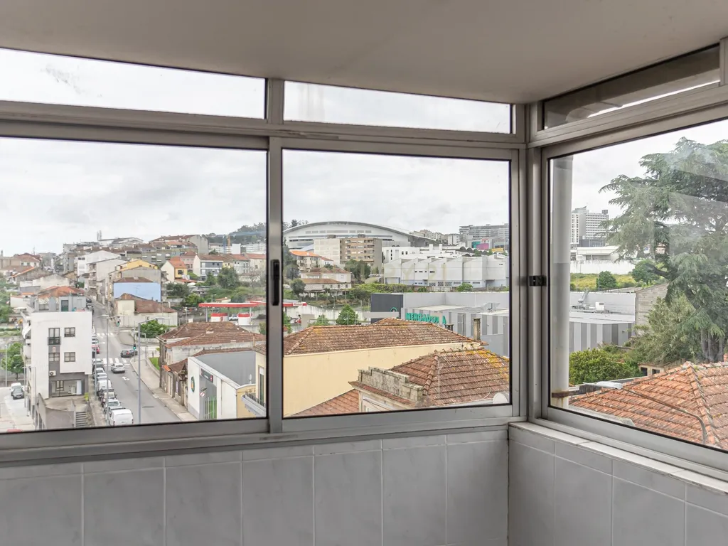 T2 Renovado com Vista Cidade – Rua de São Roque da Lameira, Campanhã - Image 20