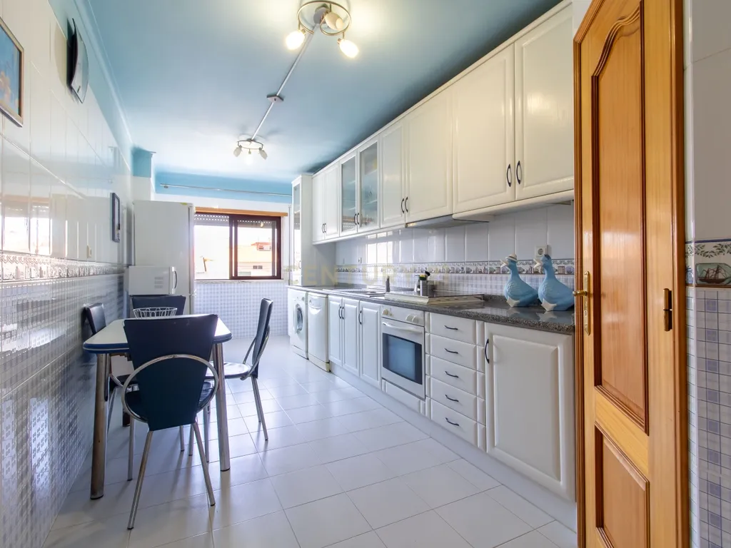 Apartamento T2 com suíte, varandas e garagem-  Cacém - Image 5