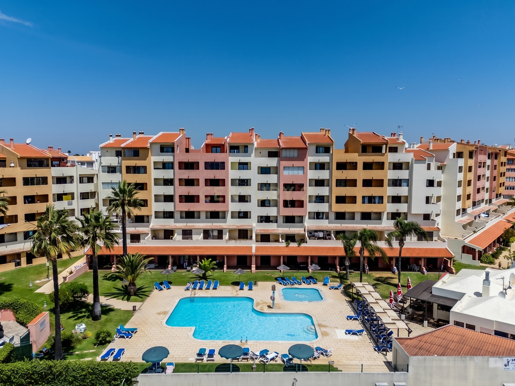 Apartamento com piscina, elevador e vista mar, no centro de Albufeira - Image 3