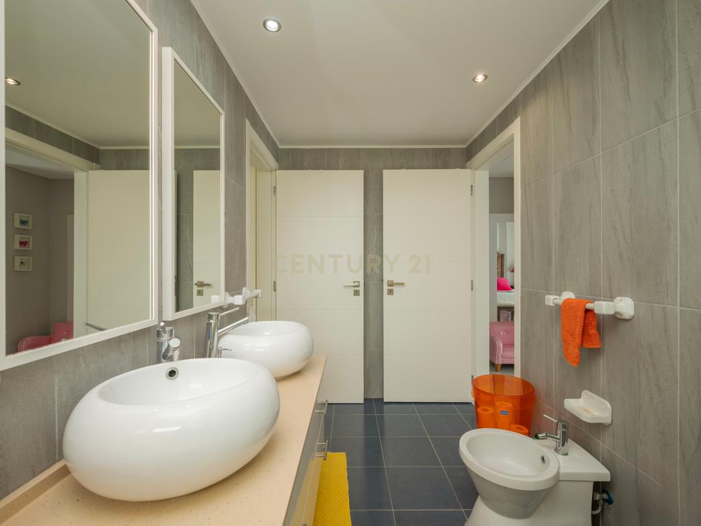 Moradia Exclusiva com Piscina e vista da Serra da Arrábida - Image 25