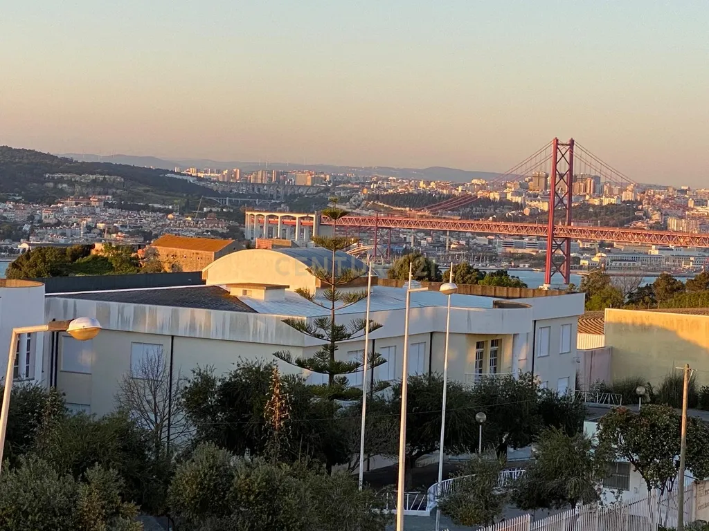 Apartamento T2 com Vista Fantástica sobre o Rio Tejo, Estacionamento e Arrecadação – Caparica, Almada - Image 30