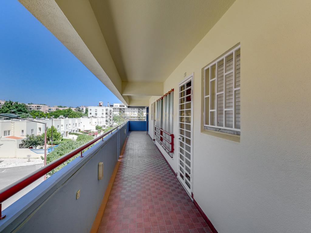 Apartamento T4 Duplex no coração de Telheiras - Image 8