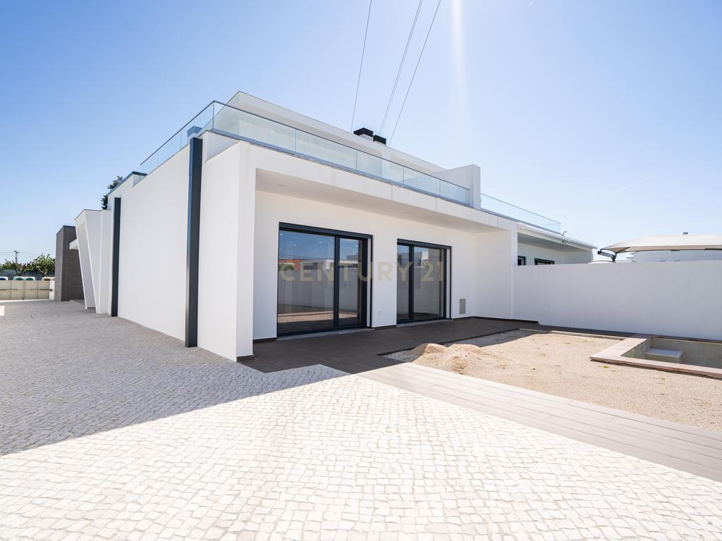 Moradia Térrea com piscina e quatro suites - Image 6