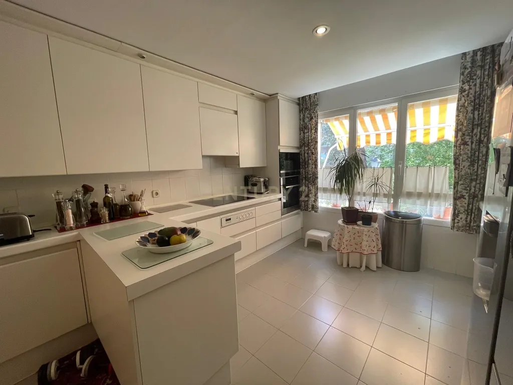 Luxuosa Moradia Renovada em Madrid com Vista para a Cidade - Image 52