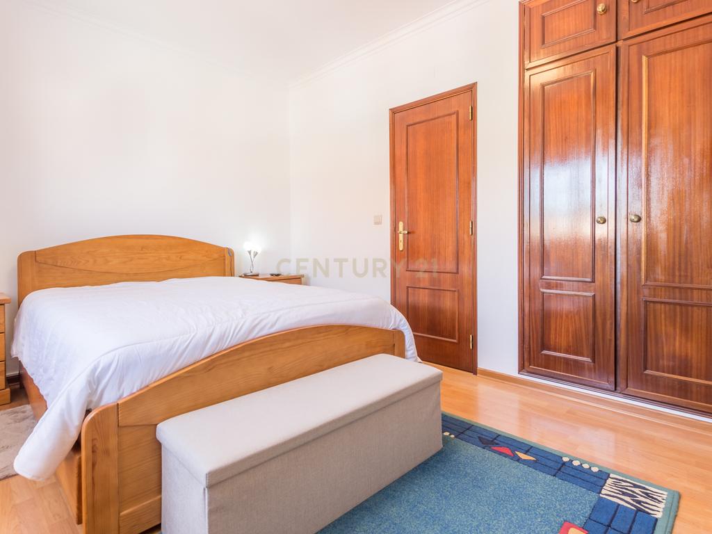 Moradia Geminada T3 com Jardim e Terraço na Quinta do Conde - Image 16