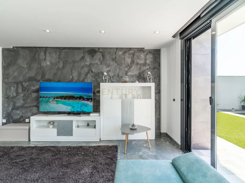 Luxuosa Moradia T4 com Vista Mar e Piscina em Almería - Image 12