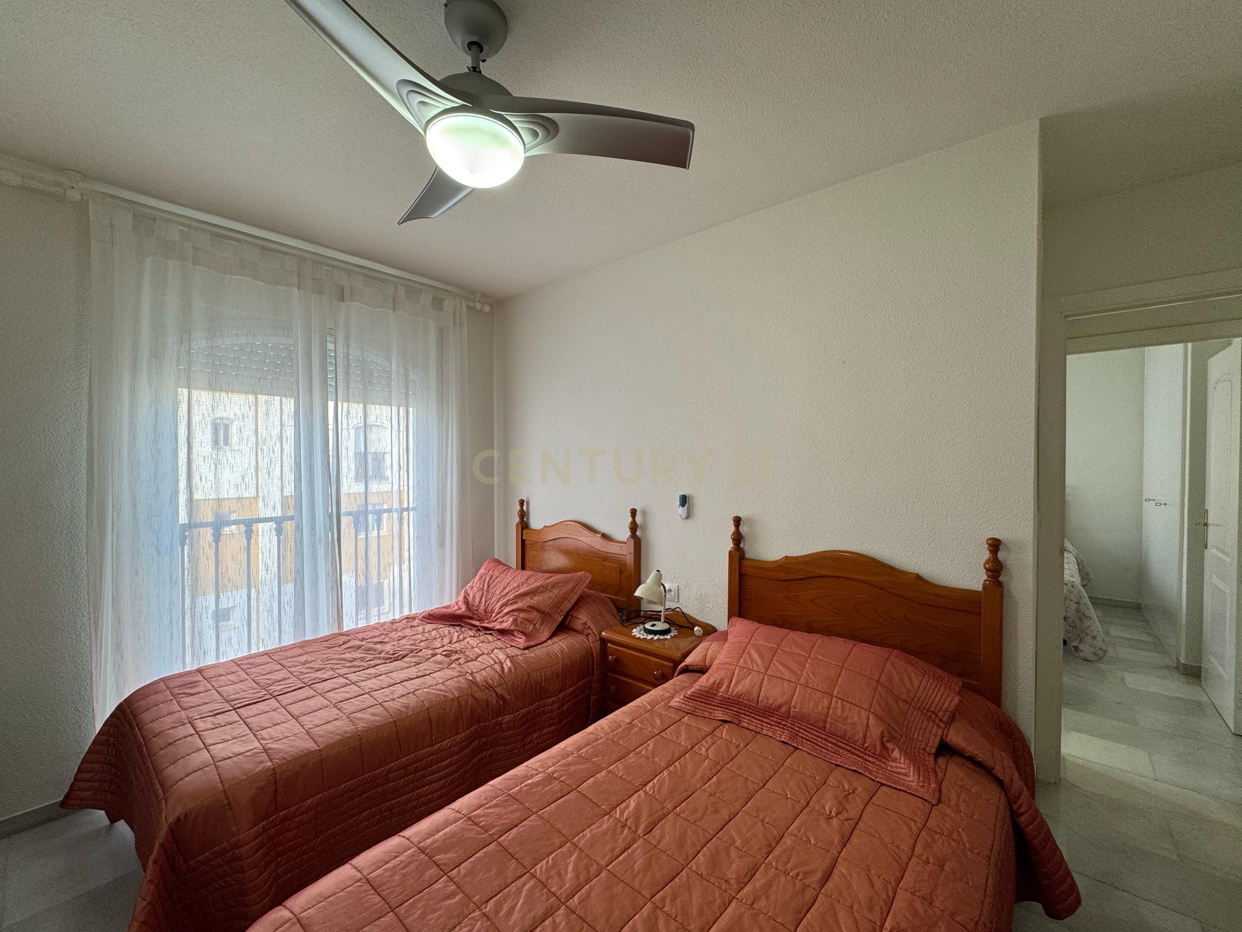 Apartamento Renovado em Málaga com Vista para a Montanha - Image 3