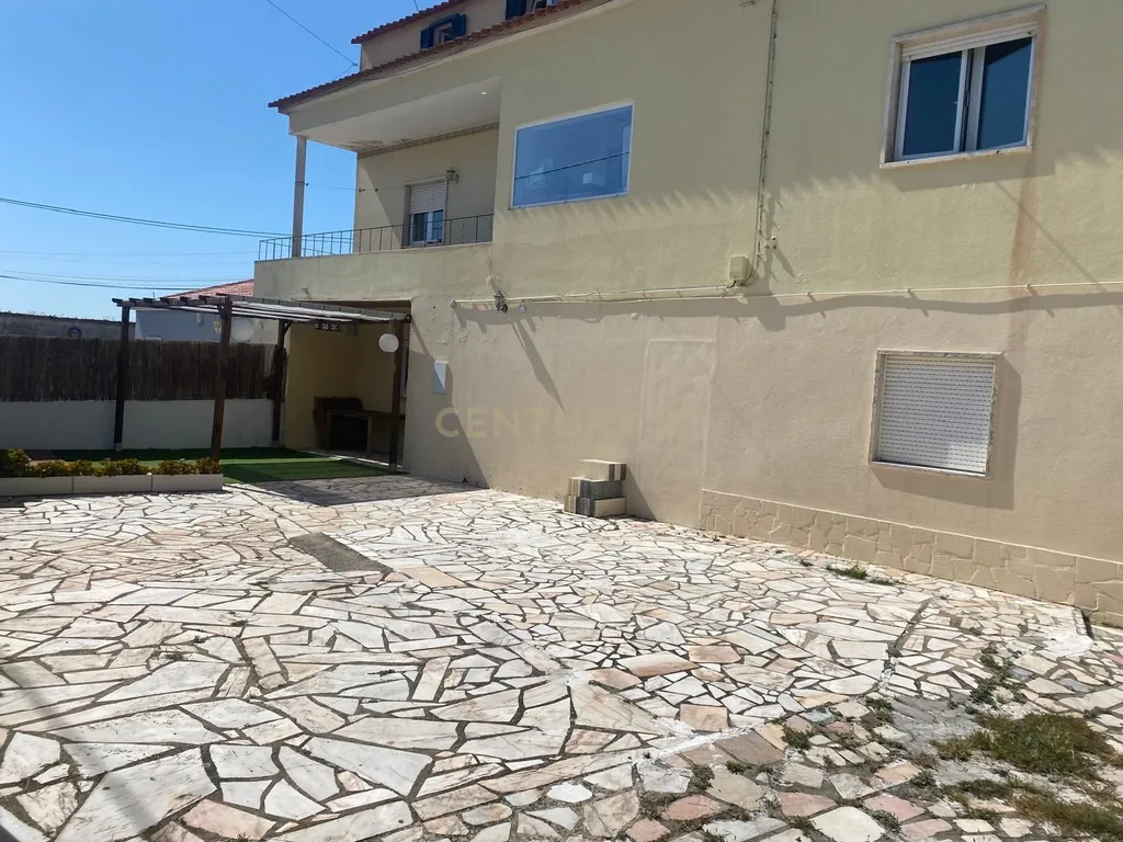 Apartamento em andar de moradia T2 (R/C) - Caeiros Mafra - Image 2