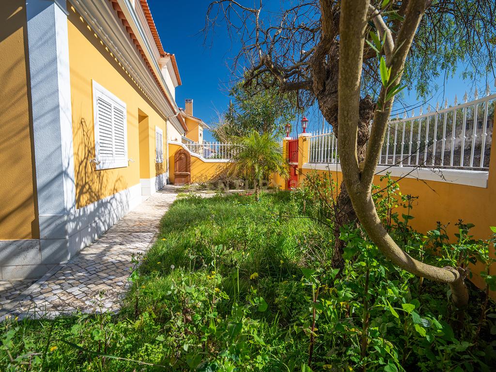 Fabulosa Moradia em Gaveto com Jardim - Image 2