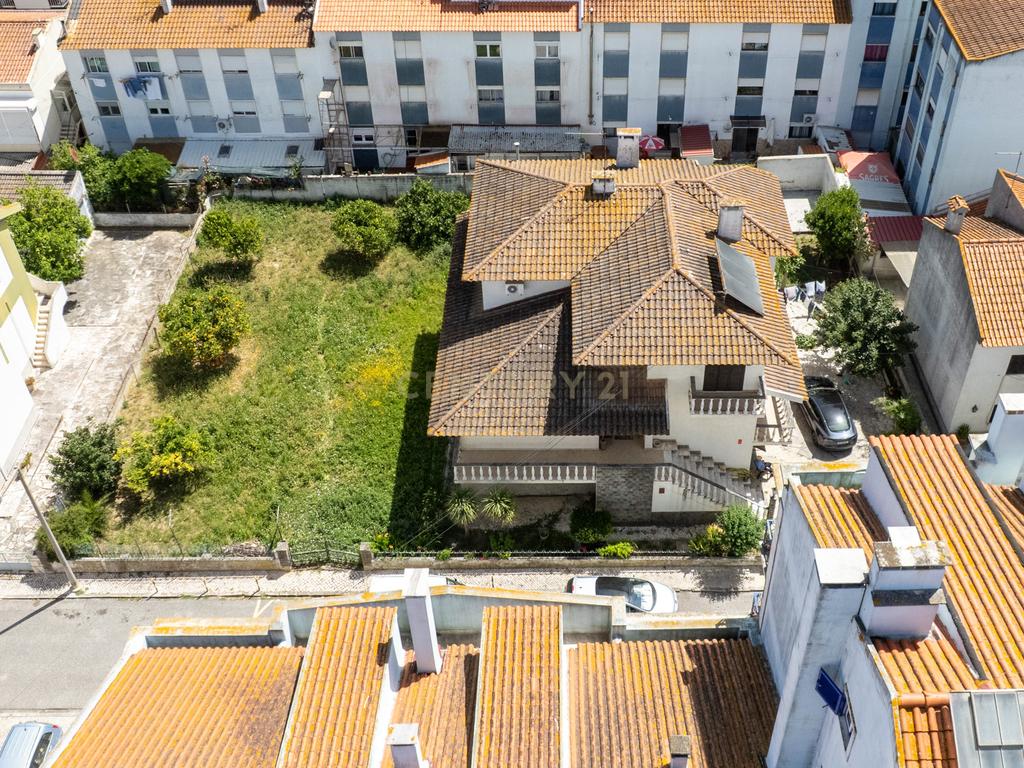 Excelente Moradia T7 no Carregado Inserida num generoso lote de 1.060m². - Image 10