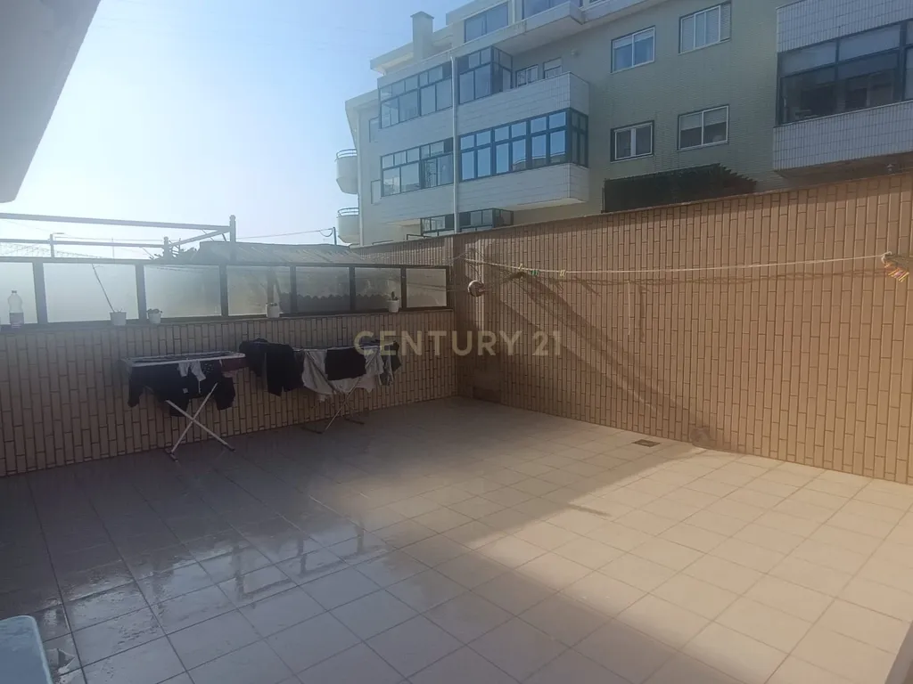 T2 com Terraço, Box, Condomínio Fechado no Centro de Arcozelo - Image 11