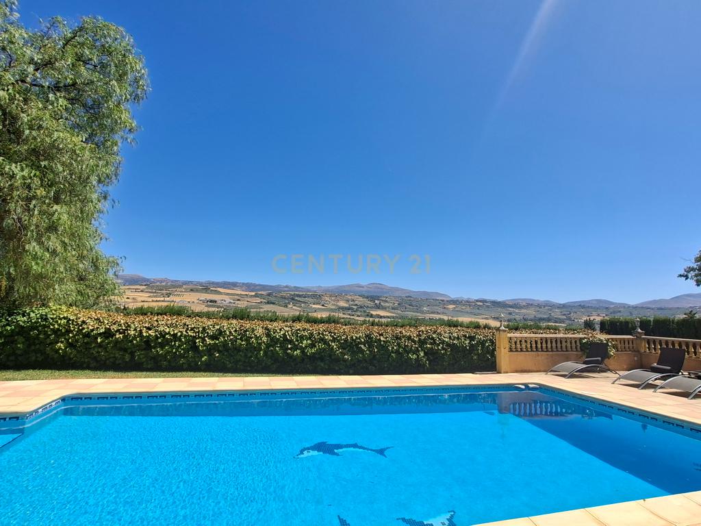 Uma propriedade rural rodeada pela natureza com uma casa de dois andares, piscina privada vedada e terraço para banhos de sol, licença turística, um olival produtivo, instalações para animais adaptáveis ​​e acesso pavimentado a apenas 10 minutos de Ronda. - Image 1