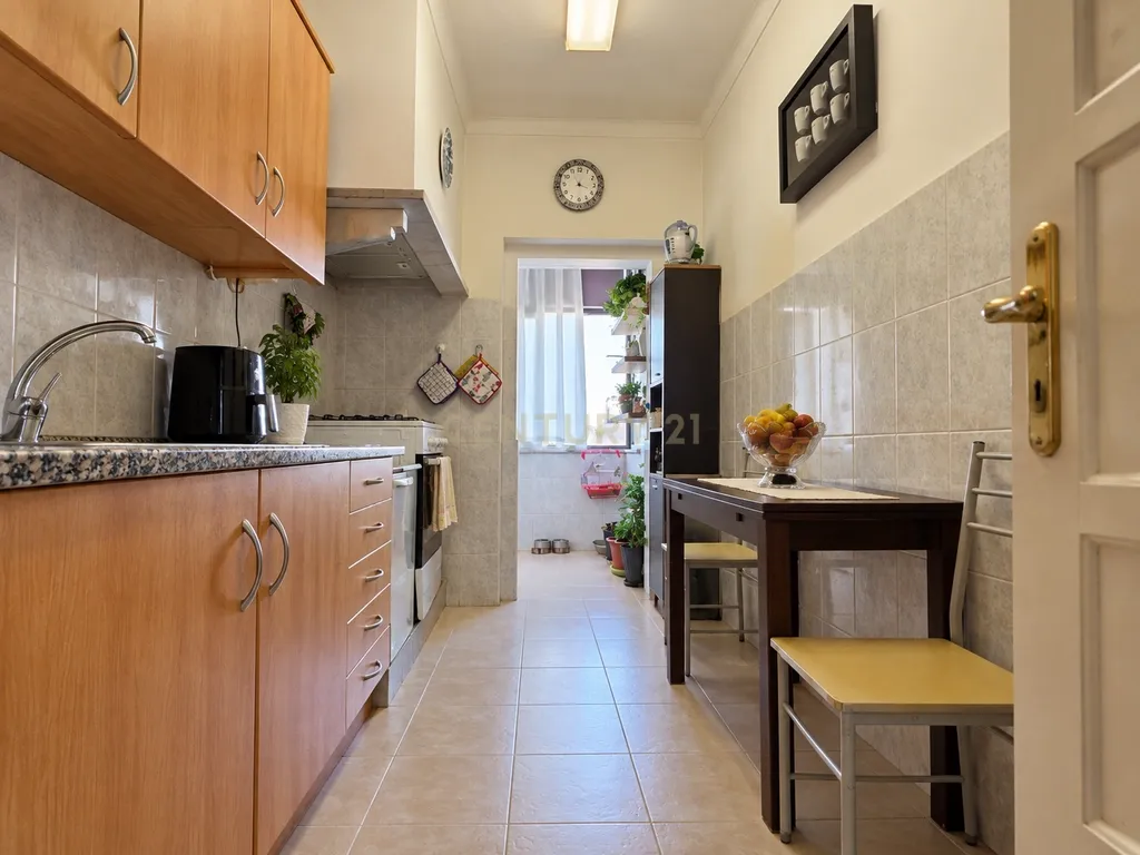 Prédio de 2 andares com quintal e anexos em Santo André, Barreiro - Image 21