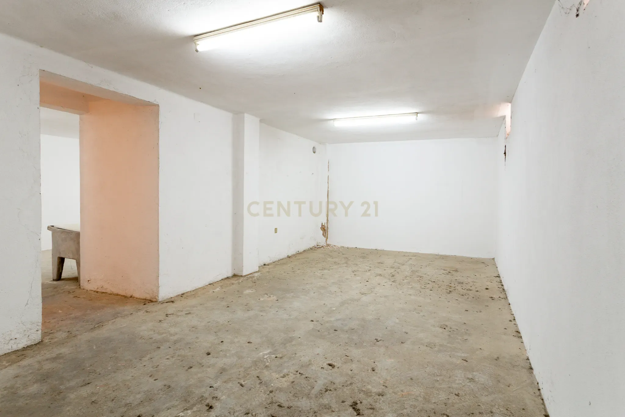Fotografia 10 de Loja com 61 m² no Bairro do Miratejo – Catujal