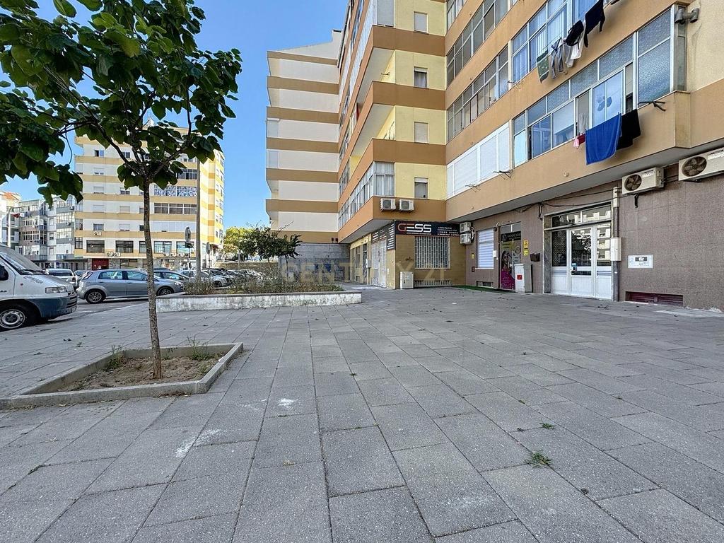 Loja pronta a estrear na Cruz de Pau – equipada, remodelada e com potencial para vários negócios!  - Image 23
