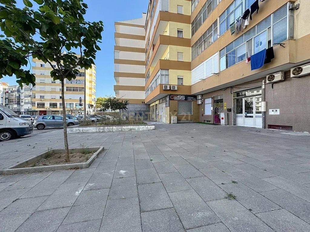 Loja pronta a estrear na Cruz de Pau – equipada, remodelada e com potencial para vários negócios! - Image 23
