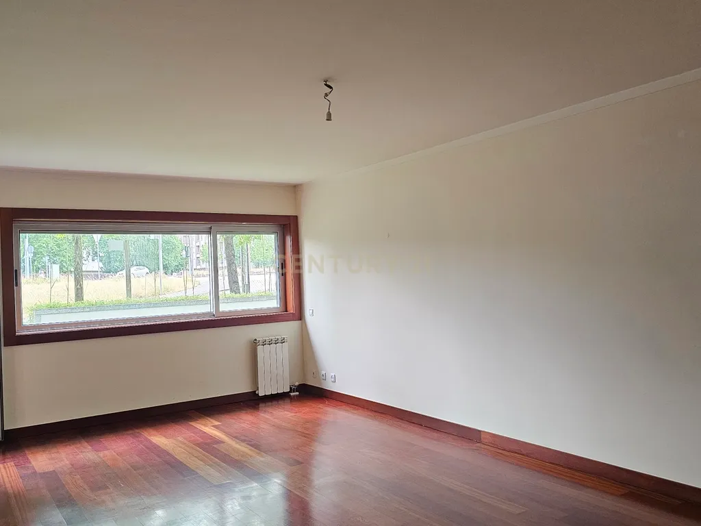 Apartamento T2 com varanda, garagem - Condomínio Fechado de referência Brandinhães, Cidade da Maia - Image 9