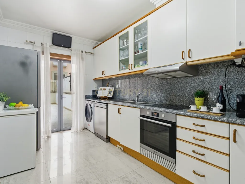 Apartamento T3 com terraço privativo, churrasqueira, zona de refeição e forno a lenha — Venda do Valador, Venda do Pinheiro - Image 8