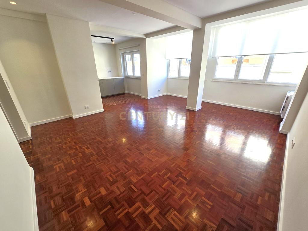 Apartamento T3 totalmente remodelado em Almada - Image 4