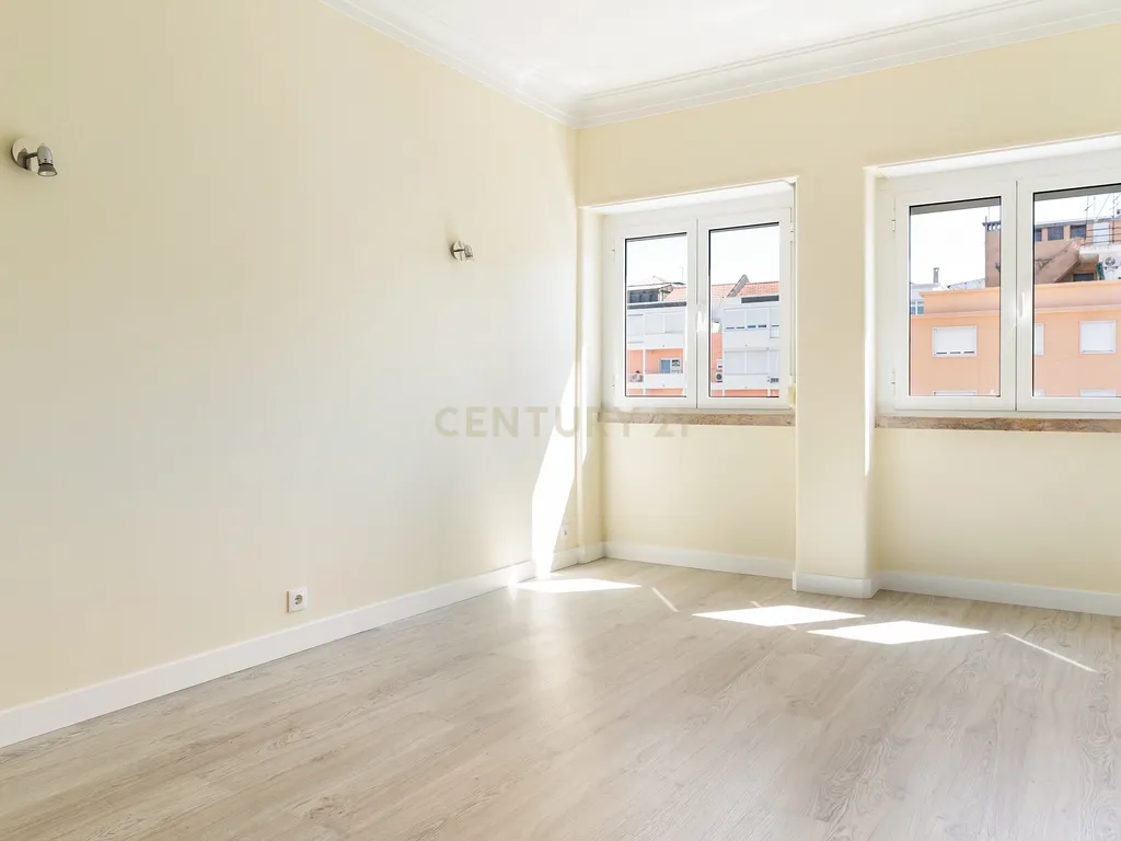 Apartamento T3 renovado na Avenida de Roma, Alvalade, Lisboa. Para Arrendar! - Image 2