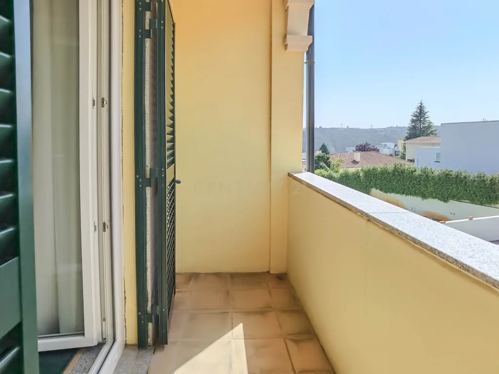Luxuosa Moradia T3 em Gondomar com Vista Panorâmica e Piscina - Image 30