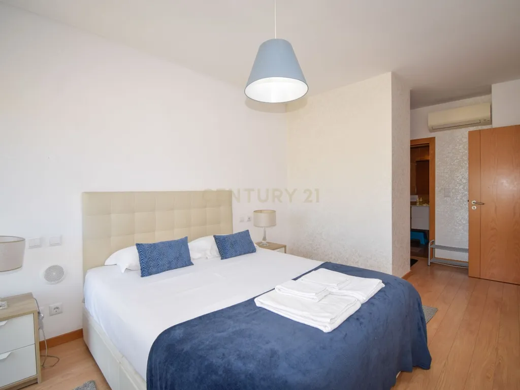 Apartamento T3 com Áreas Generosas e Vista Desafogada - Image 9