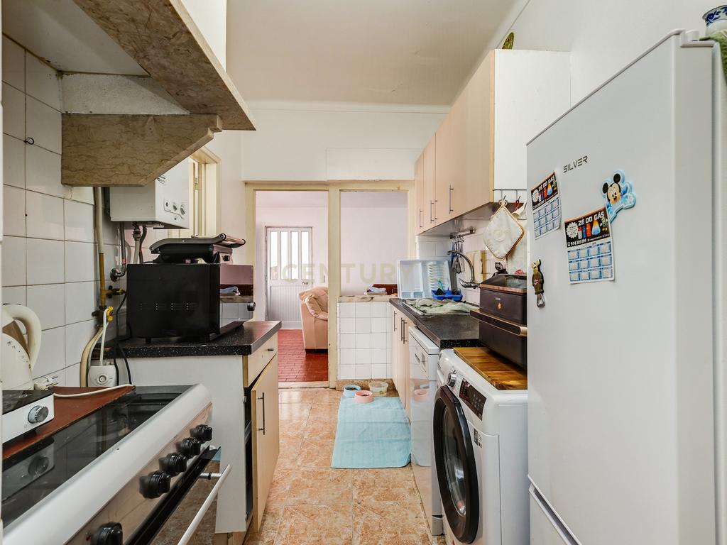 Moradia bifamiliar T4+1 em Pinheiro de Loures, com vistas desafogadas, jardim, pátio, varanda e terraço - Image 26