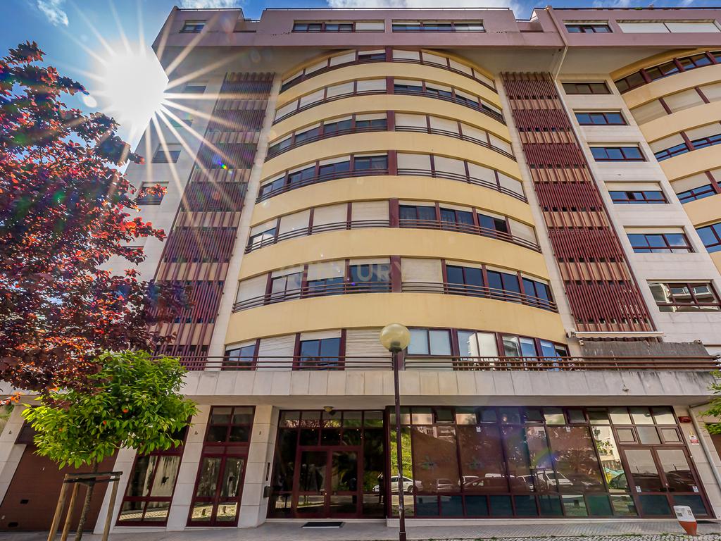 Espaçoso T4 em Lumiar, Lisboa - Oportunidade Única! - Image 1