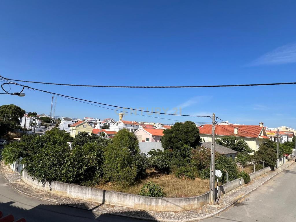 Terreno Urbano com 310 m2 na Charneca de Caparica - Image 1