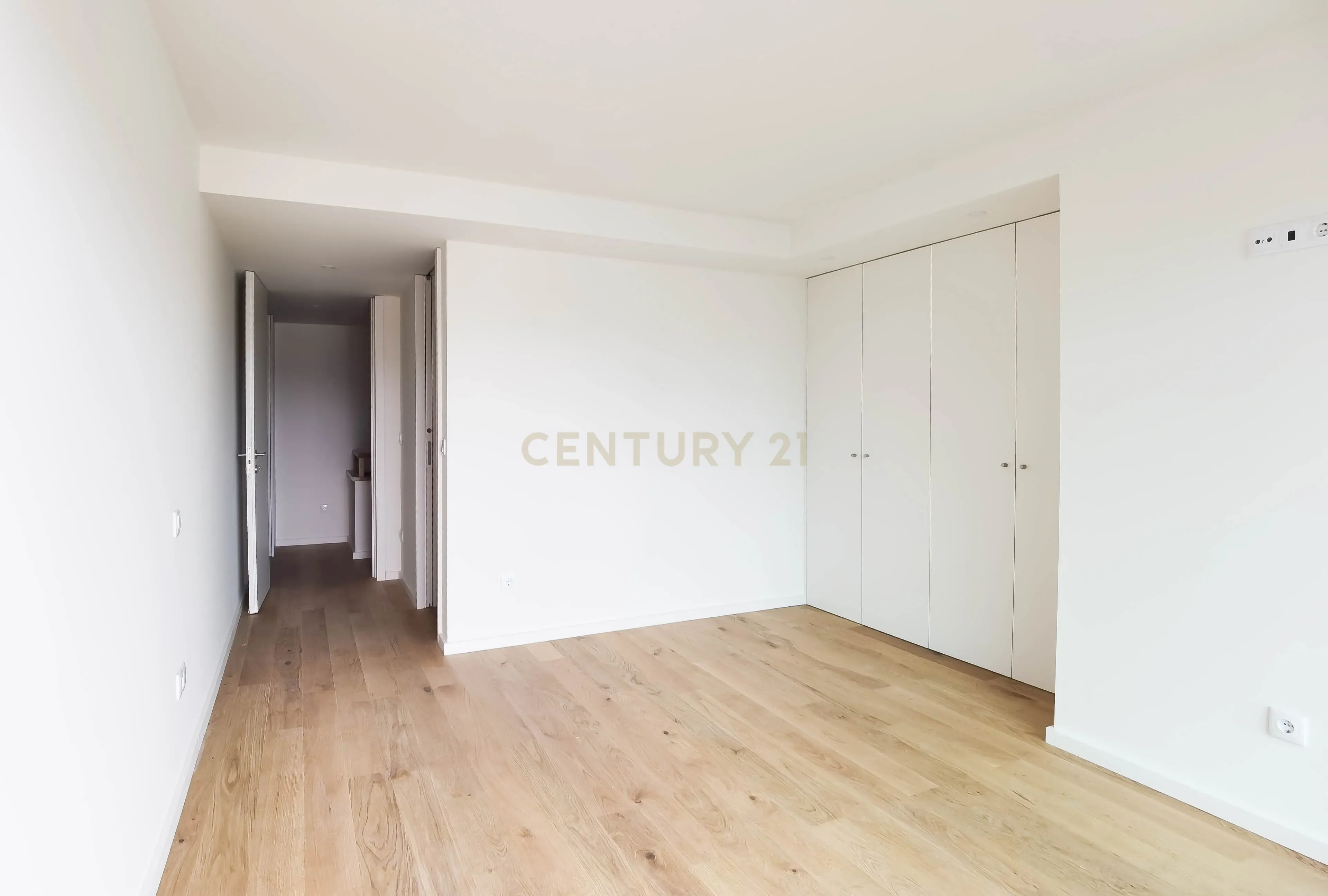 Apartamento T2+1 Duplex com Garagem, Arrumos e Amplas Varandas – Rua Aires Ornelas, Porto - Image 9