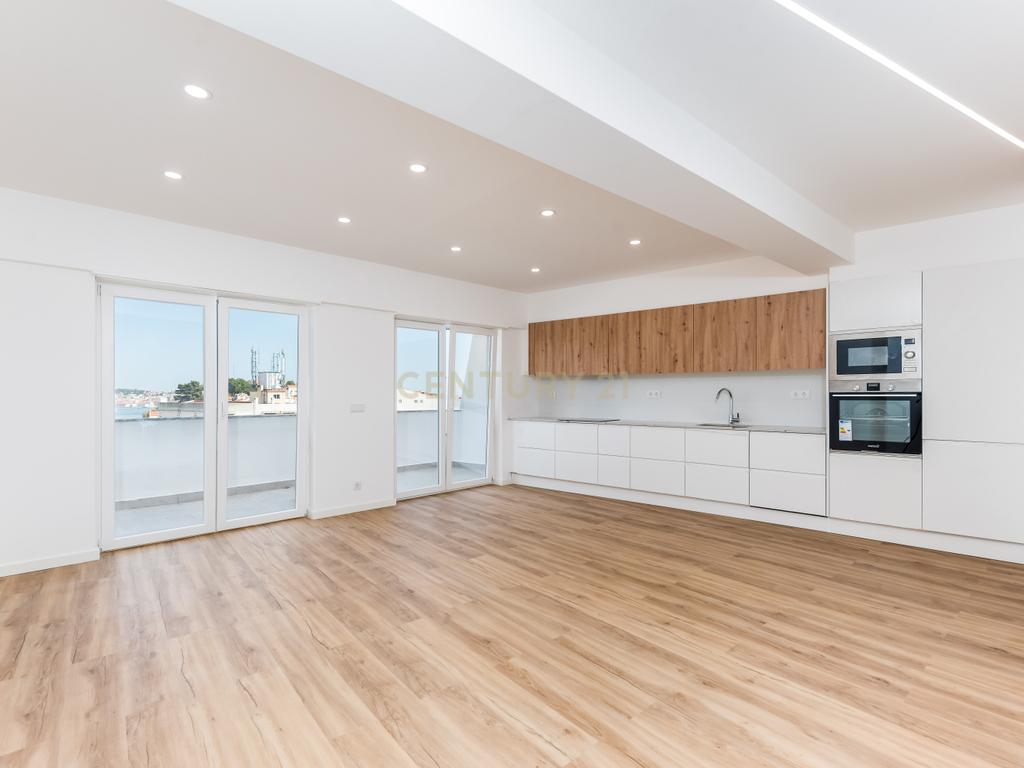 T2 Totalmente Remodelado com Terraço — Almada Centro. - Image 1