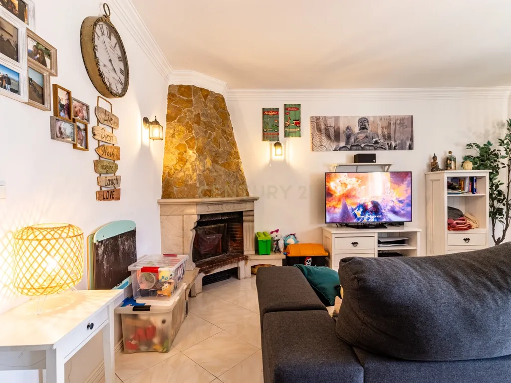 Apartamento T3 Espaçoso e Luminoso em Zona Tranquila de Sesimbra - Image 6