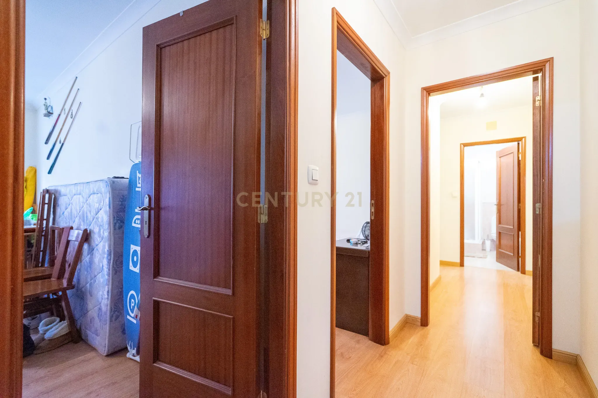 Ótimo Apartamento T3 com boas áreas, lugar de estacionamento, varandas, lareira fechada, cozinha semi equipada. - Image 25