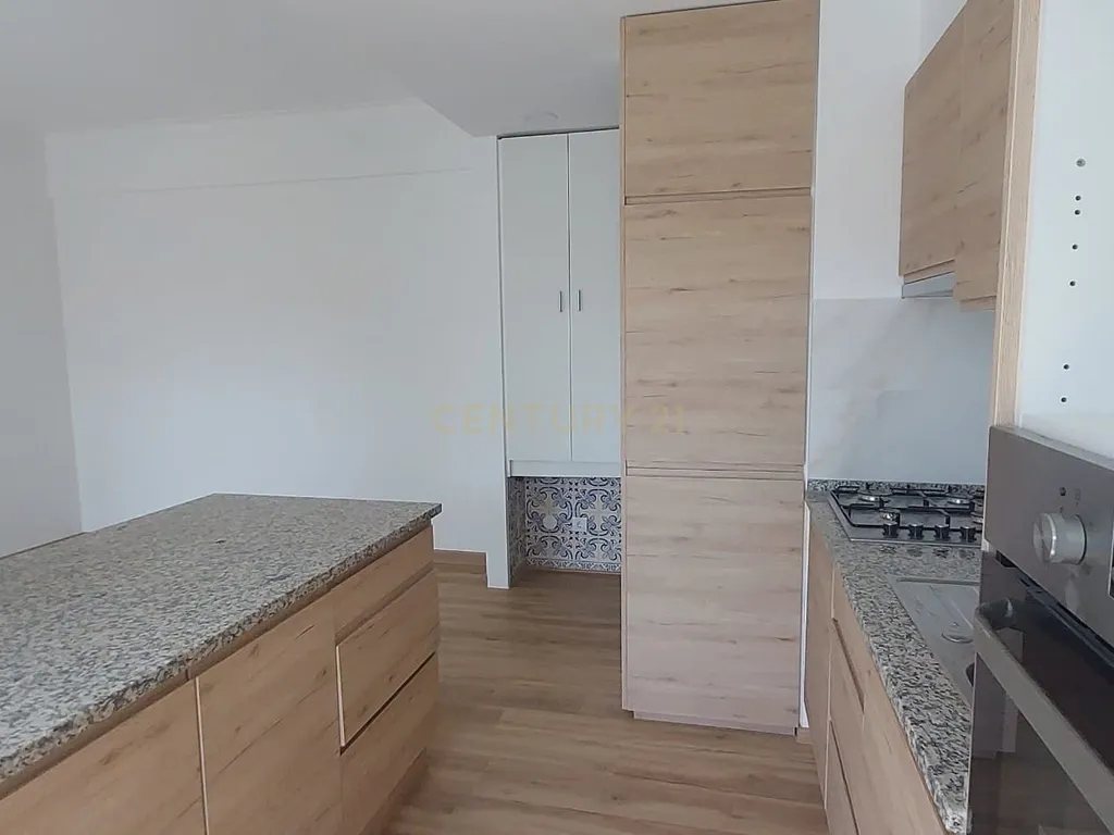 Apartamento T2 Renovado com cozinha equipada - Odivelas - Image 4