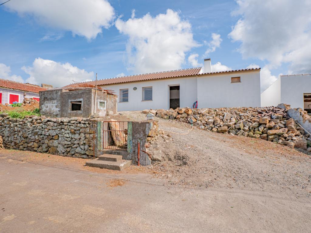 Moradia em fase de renovação na Vila de São Sebastião - Image 10