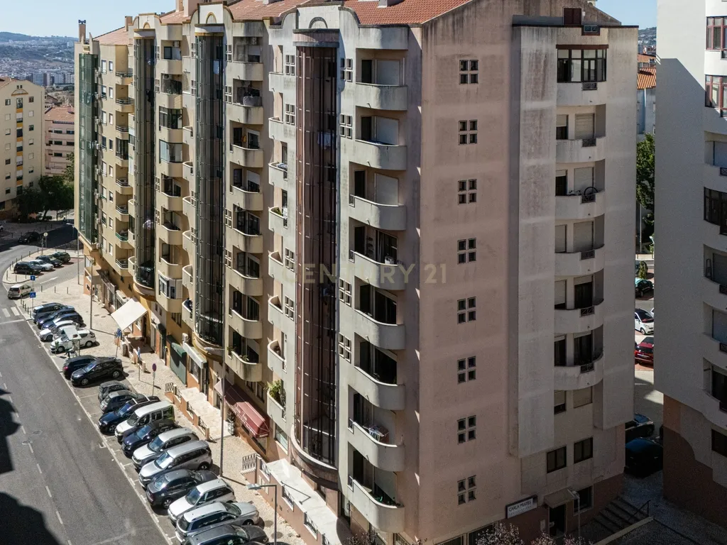 Apartamento T3 com Suíte, 3 Varandas e Arrecadação de 14 m² | Avenida 25 de Abril, Ramada - Image 24