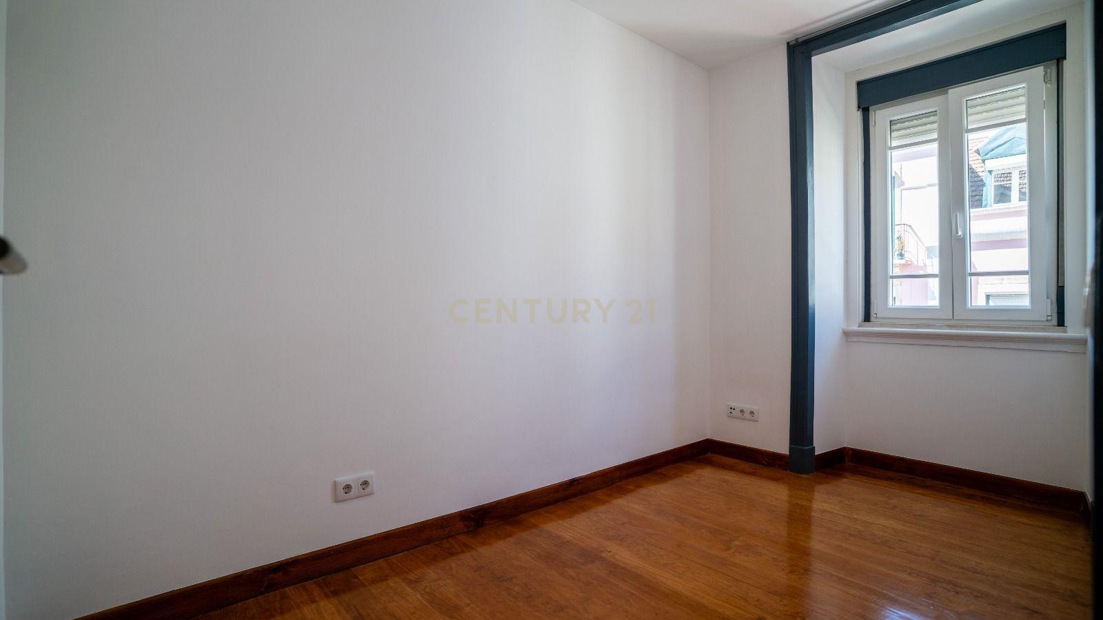 Apartamento T2 com 83 m² - Image 28