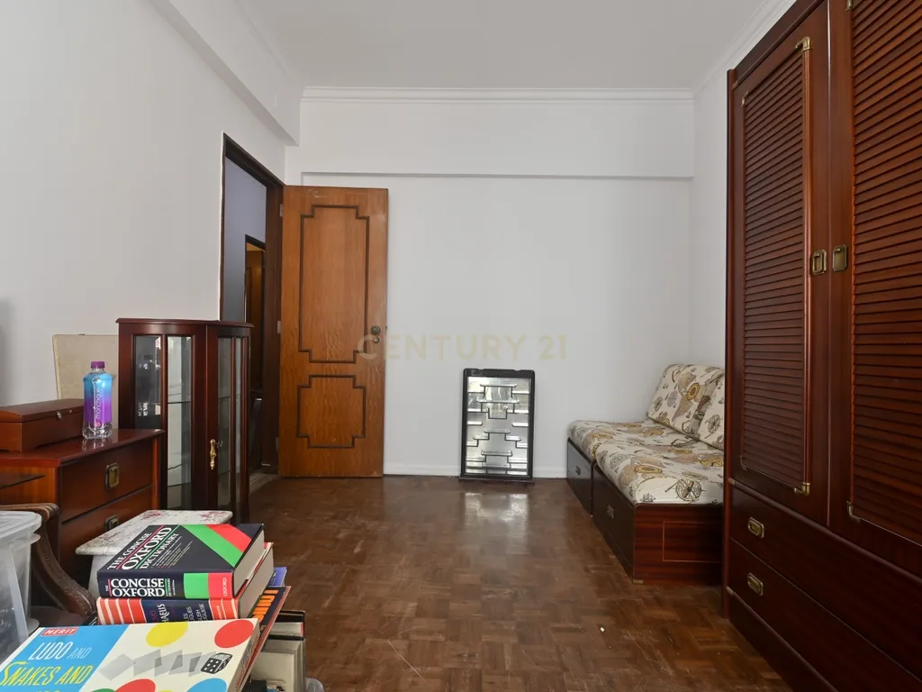 Apartamento T1 para venda na zona de Alcântara a necessitar de obras - Image 17